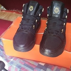 Original 2006 blk/gld Lebron 3 size 6Y